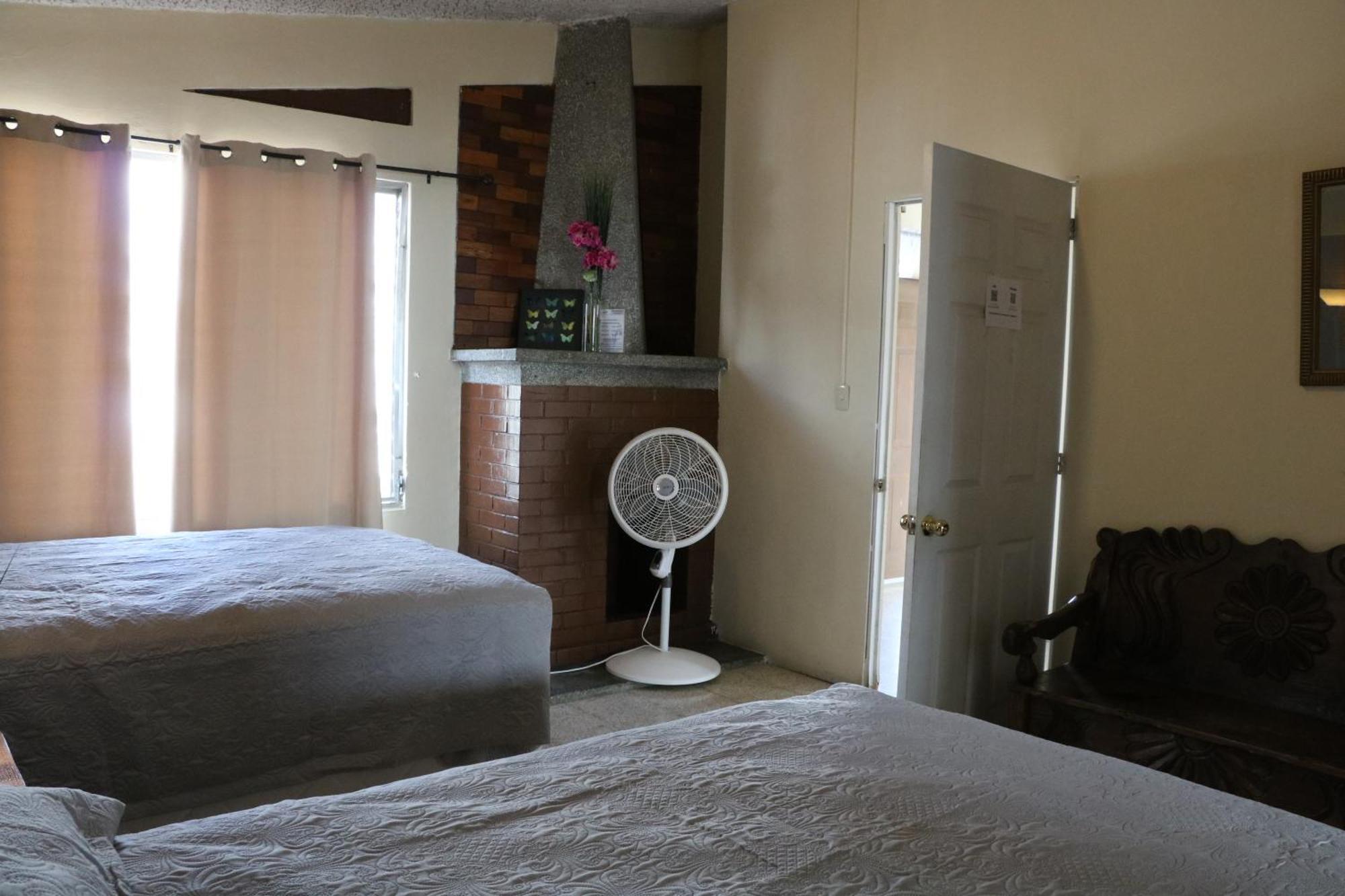 Hostal Los Volcanes Guatemala City Exterior photo