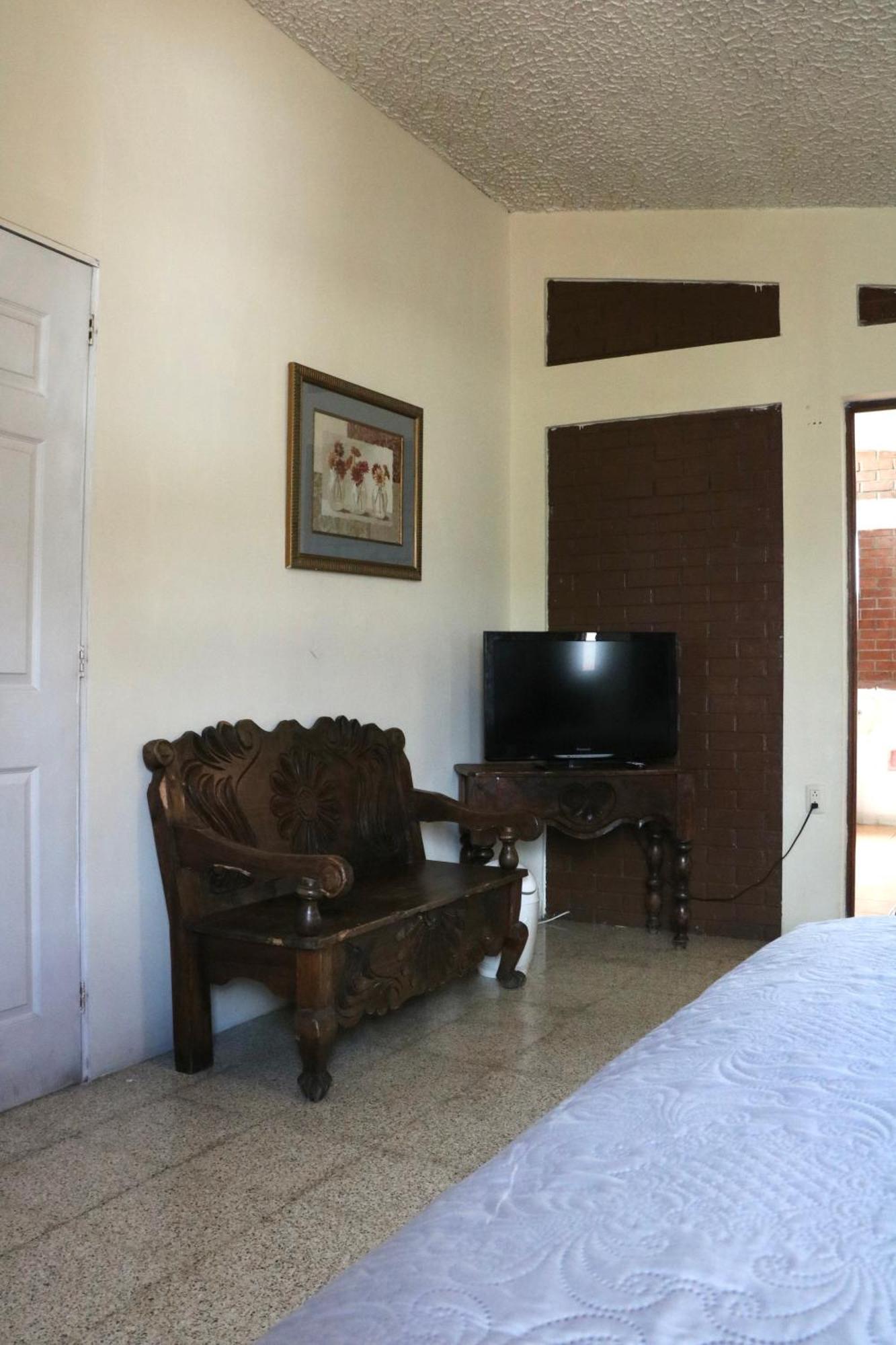 Hostal Los Volcanes Guatemala City Exterior photo