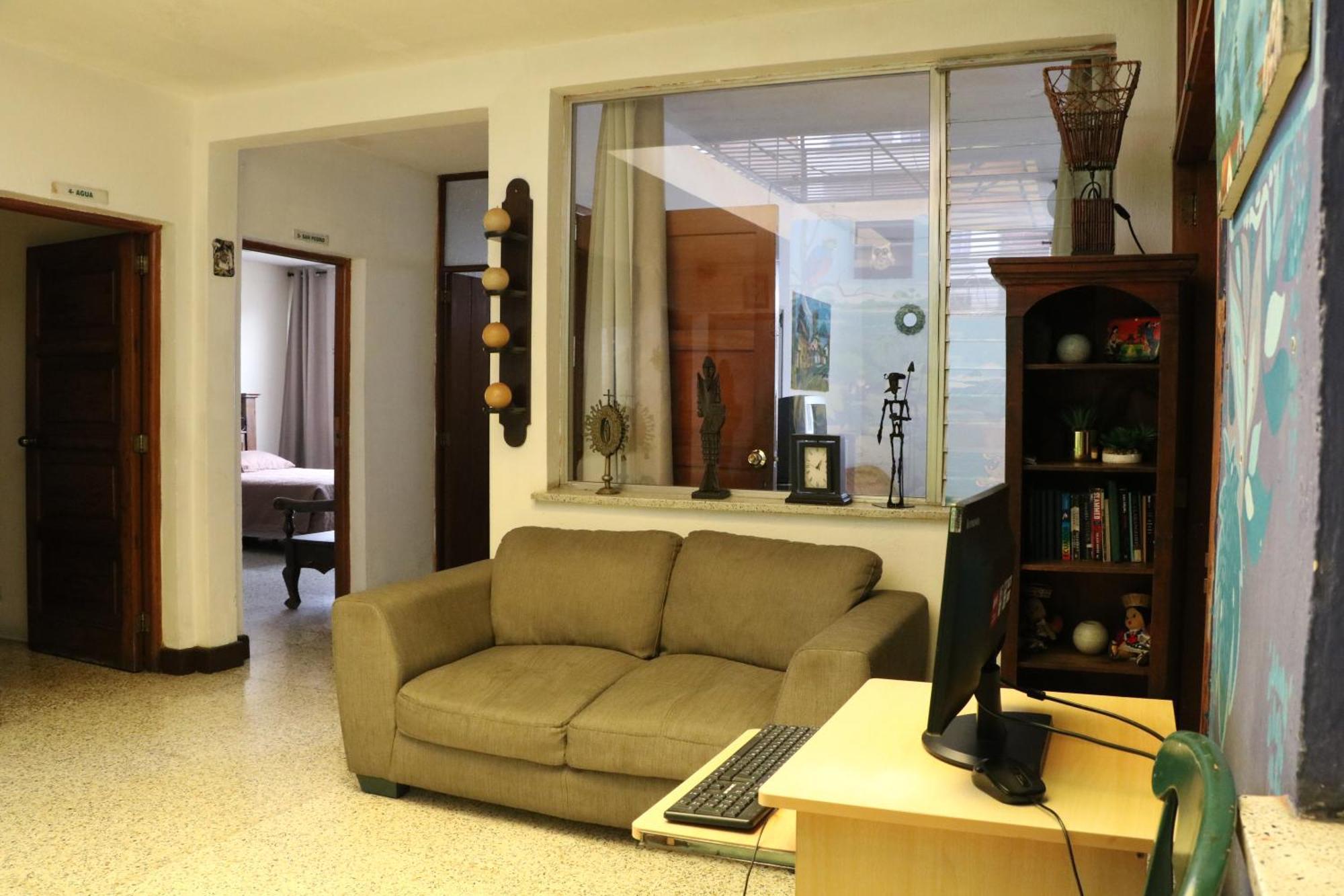 Hostal Los Volcanes Guatemala City Exterior photo