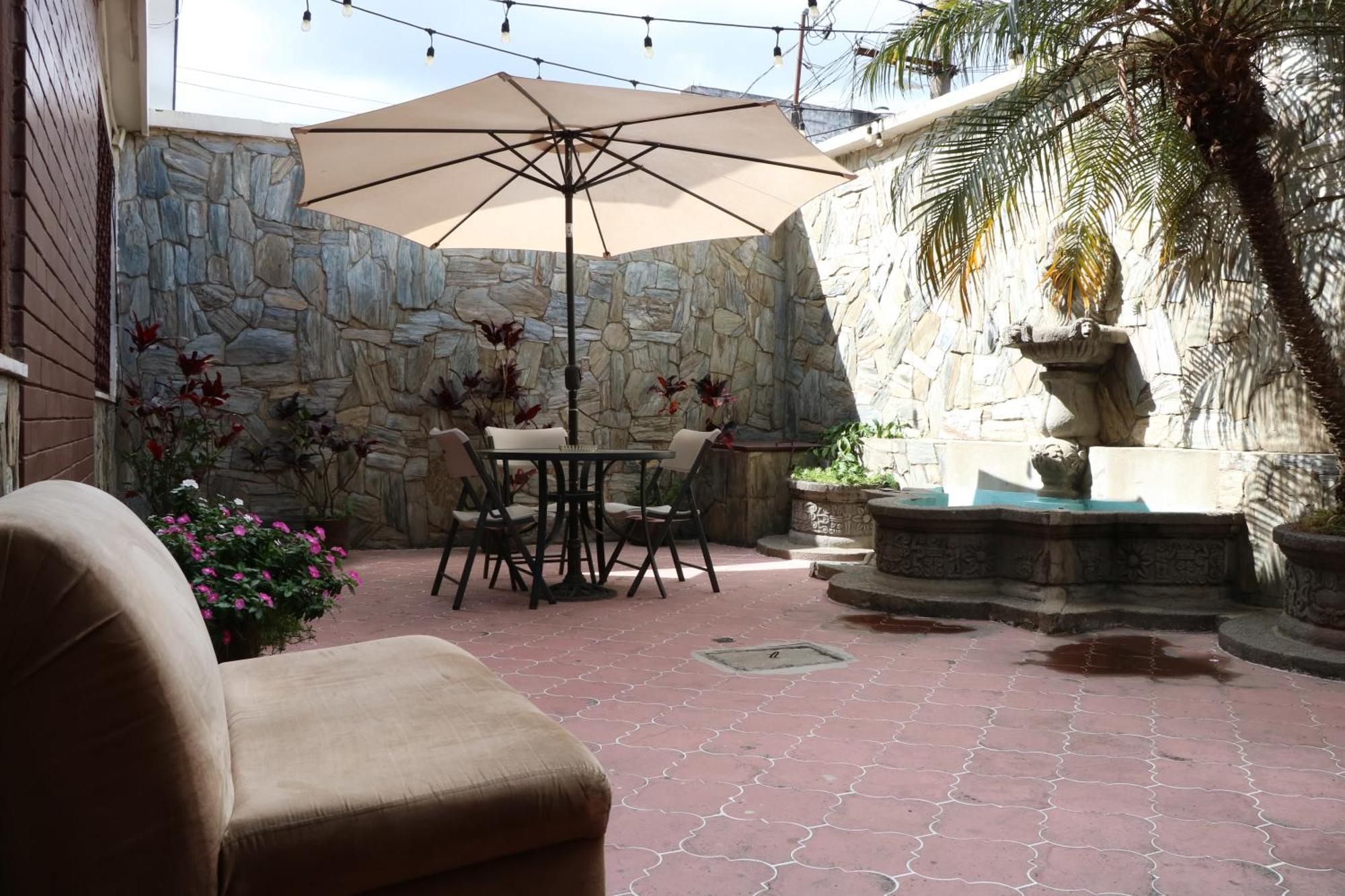 Hostal Los Volcanes Guatemala City Exterior photo