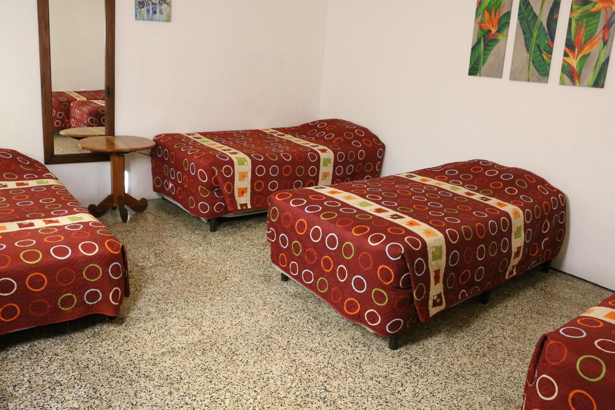Hostal Los Volcanes Guatemala City Exterior photo