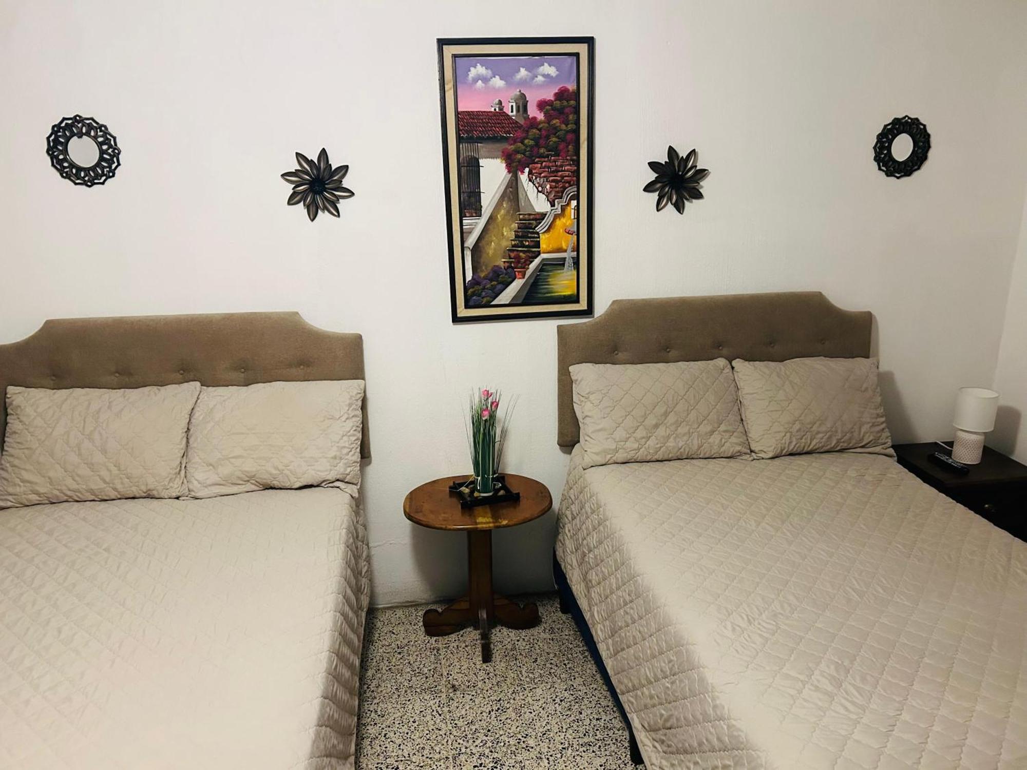 Hostal Los Volcanes Guatemala City Exterior photo